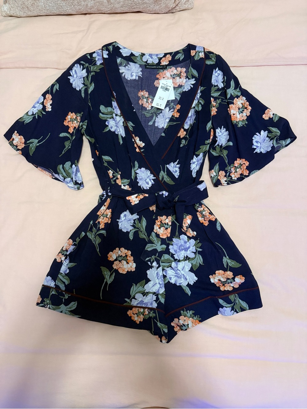 NWT Abercrombie & Fitch navy blue floral romper with belt, %100 viscose, Size XS